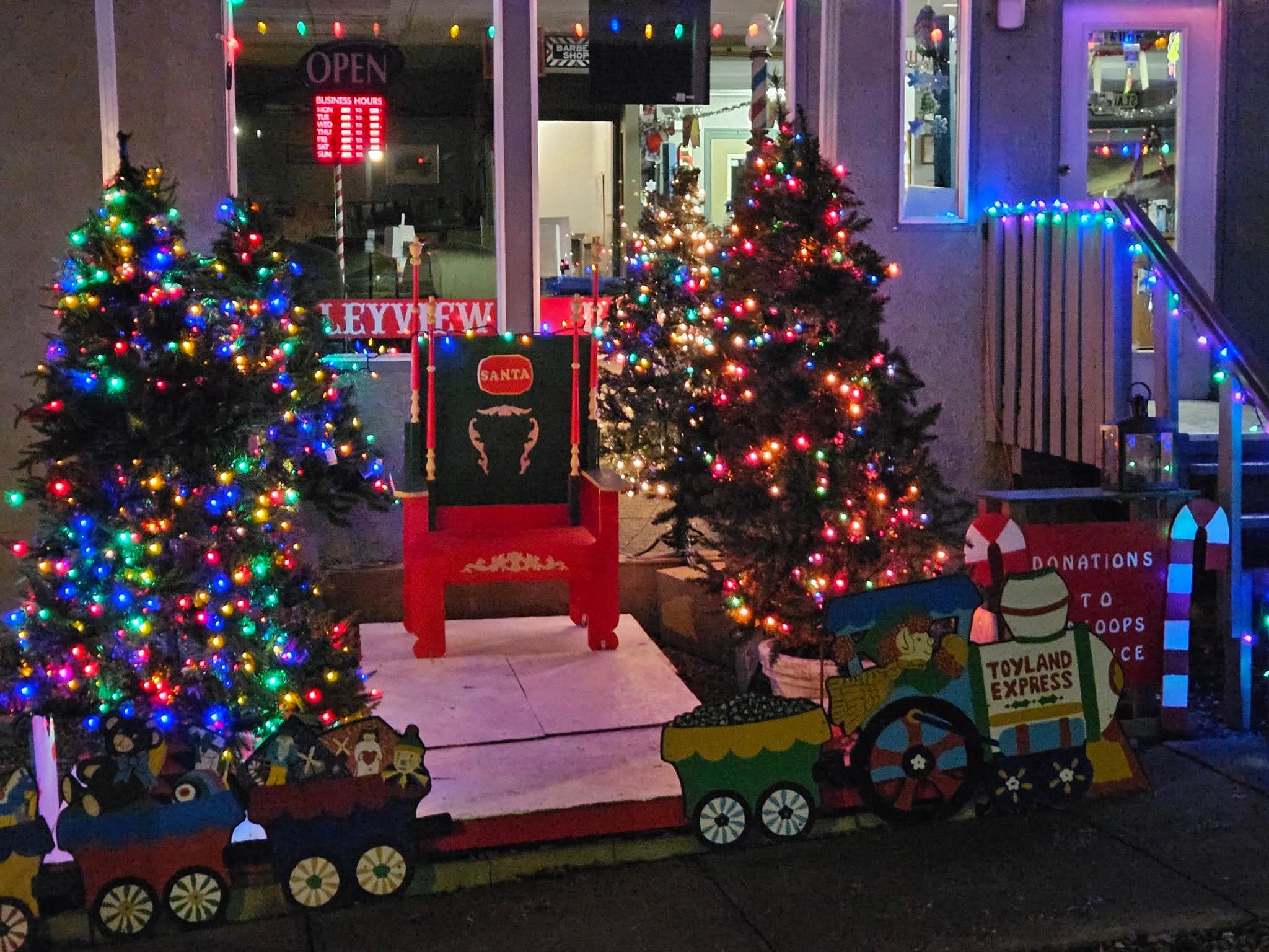Valleyview Barbers decorated for Christmas